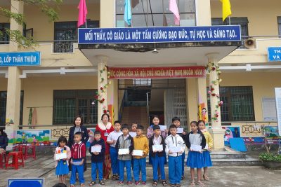 Trao quà Tết Ất Tỵ cho học sinh khó khăn tại trường